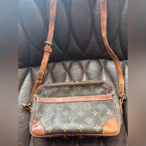 Louis Vuitton m authentic just has little treads raveling but zipper works well